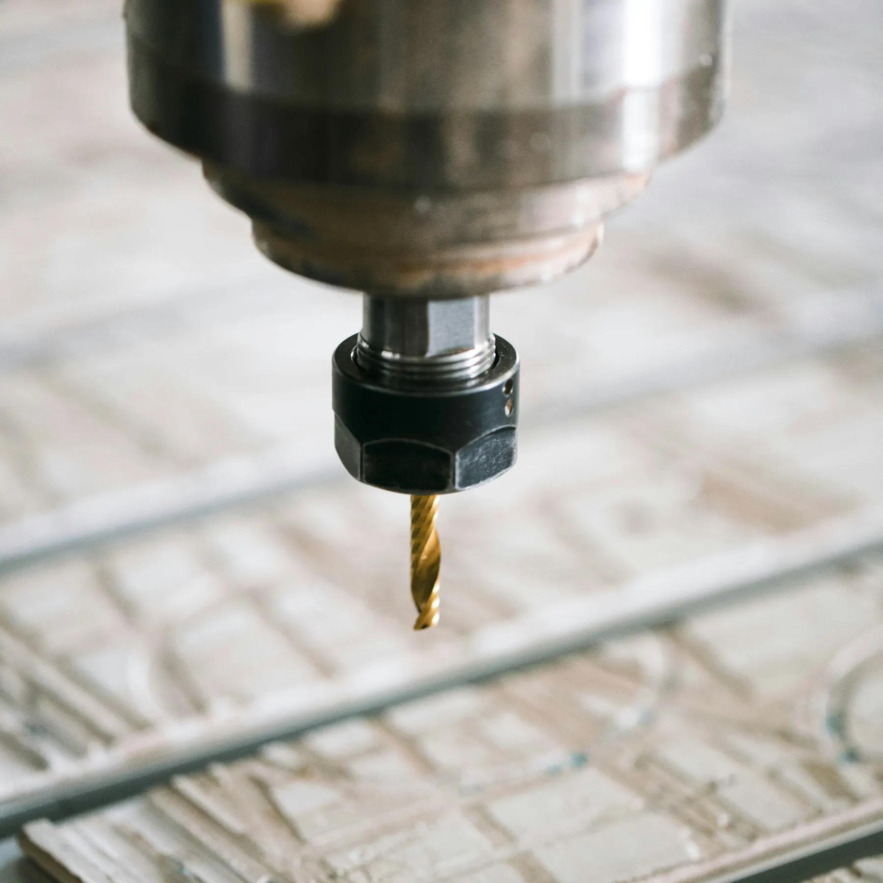 آلة CNC أثناء تشكيل لوح خشبي